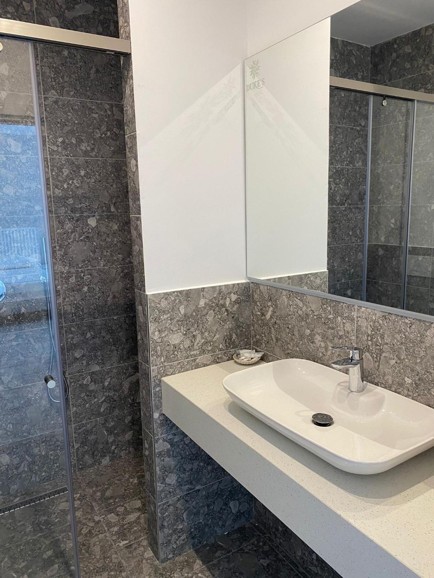 Dukes Albania Hotel Radhime Ngoại thất bức ảnh