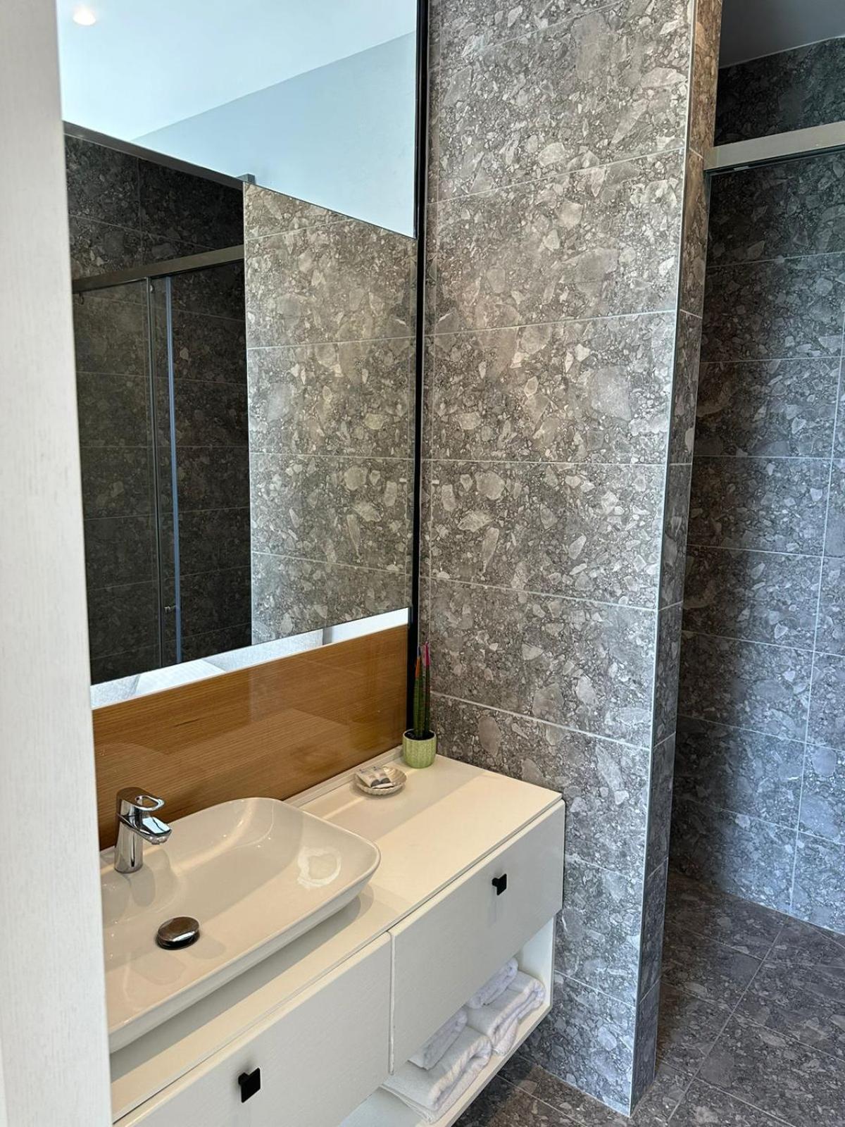 Dukes Albania Hotel Radhime Ngoại thất bức ảnh